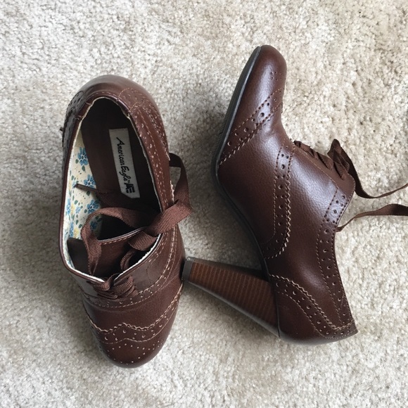 Women’s shoes w lace and heels in brown. Size 6.5 - Picture 2 of 2